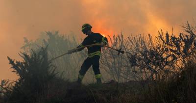 O incêndio está a ser combatido por mais de 250 operacionais.