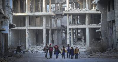 Fotografia do campo de refugiados Yarmouk criado para acolher palestianos, atualmente reduzido a escombros. O movimento de refugiados agora é de regresso a casa, para os sírios.