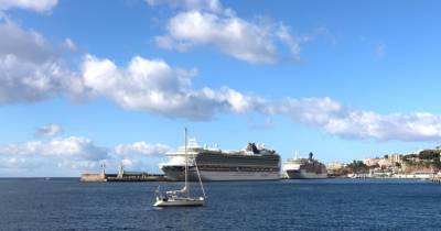 Porto do Funchal com dois navios e à espera de um terceiro