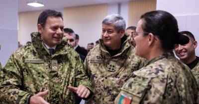 O primeiro-ministro, Luís Montenegro conversa com militares portugueses durante uma visita à base militar de Caracal onde está a 6.ª Força Nacional Destacada na Roménia.