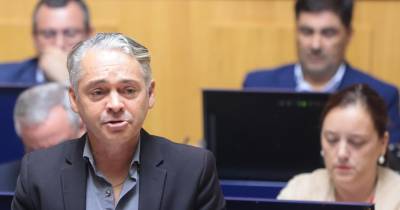 Élvio Sousa diz que “mais depressa se apanha um mentiroso do que um coxo”.