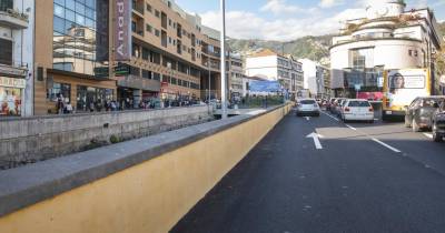 Idoso vítima de queda em escadas rolantes no Funchal.