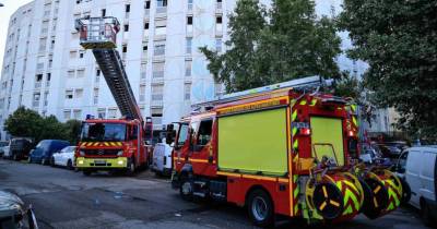 O incêndio deflagrou num edifício de apartamentos em Nice.