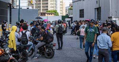 Familiares de cidadãos detidos pelo regime aguardam informações.