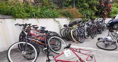 São às centenas os objetos e incluem bicicletas, canivetes, saca-rolhas, brinquedos de crianças e de adultos.