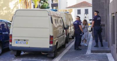 A chamada já foi feita e estão a faltar 6 arguidos e representantes de duas empresas.