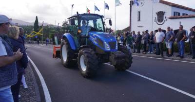 As principais artérias do centro encheram-se para ver passar o desfile, que decorreu no âmbito do FARM - Festival Agrícola e Repentista da Madeira, que decorre até amanhã, com concertos, expositores, seminários e workshops.