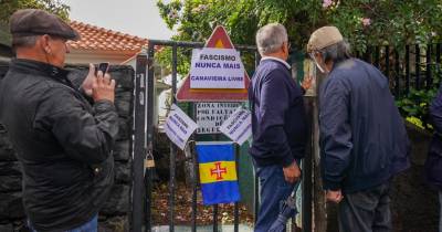 Este é um dos motes deixado no portão que encerra a vereda que dá acesso à praia da Canavieira, no Caniço, local público, mas que, por vontade de um privado, foi fechada ao público.