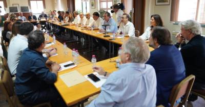 Todos os membros da comissão política regional do PSD-M estão reunidos de emergência, com cerca de 30 pessoas no interior da sala na sede do partido na Rua dos Netos, no Funchal, na sequência da moção de censura ao governo submetida pelo Chega na última quarta-feira, agitando o xadrez político na Região.