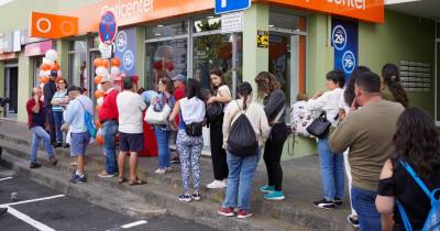 Clientes fazem fila à porta da nova Opticenter em São Martinho para ganhar óculos gratuitos