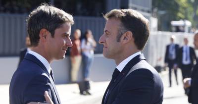Emmanuel Macron com o primeiro-ministro Gabriel Attal, agora demissionário.