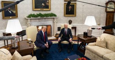 Donald Trump reunido com Joe Biden na Casa Branca.