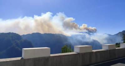 Intensa coluna de fumo, vista a partir da Eira do Serrado.