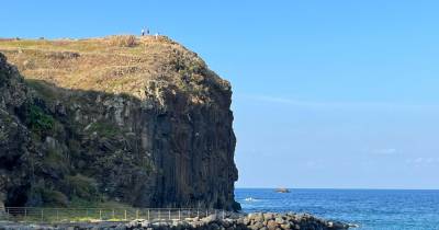 Populares arriscam a vida em falésia no Faial