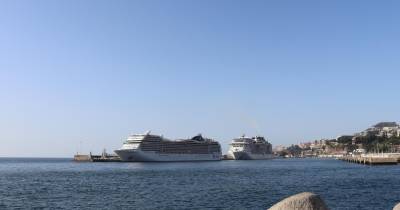 Os dois navios da MSC estão atracados no Porto do Funchal.