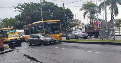 Acidente entre autocarro e viatura ligeira congestiona trânsito na Avenida do Mar (com fotos)