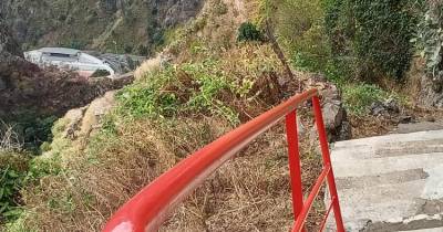 A Junta diz que foram colocados varandins para proteger os moradores.