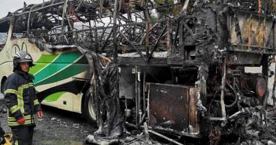 Autocarro ficou completamente destruído pelas chamas (com fotos)