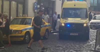 Bombeiros estão no local.