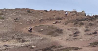 Enquanto turistas desciam a pé, os dois aventureiros subiam de moto em direção ao miradouro da Ponta do Rosto.