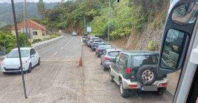 Estacionamento indevido impossibilita paragem de autocarros de turismo no Miradouro do Guindaste e na Portela (com fotos)