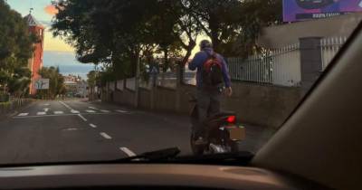 Motociclista a conduzir de pé causa alvoroço junto ao Madeira Shopping