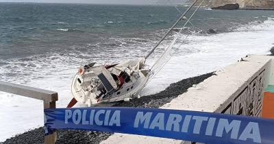 Veleiro ficou encalhado esta manhã na Praia Formosa.