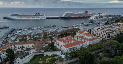 Estão atracados três navios no Porto do Funchal