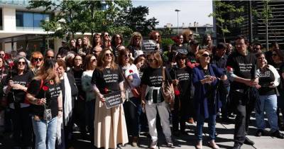 Funcionários em protesto na abertura do ano judicial com altar pela carreira