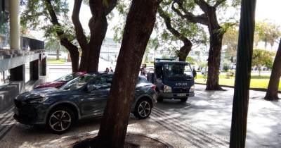 PSP multa carros mal-estacionados junto ao Palácio de São Lourenço