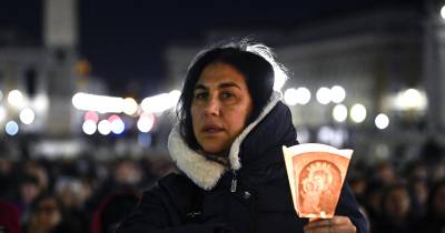 Fiéis rezam na Praça de São Pedro pela saúde do Papa Francisco.