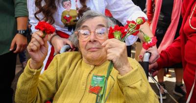 Foto de arquivo de 25 de abril de 2024. A mulher que transformou o cravo no símbolo do 25 de Abril de 1974, Celeste Caeiro, morreu hoje aos 92 anos no Hospital de Leiria.