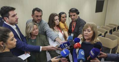 A ministra da Administração Interna, Margarida Blasco, fala aos jornalistas sobre a manifestação dos bombeiros hoje realizada em frente à Assembleia da República.