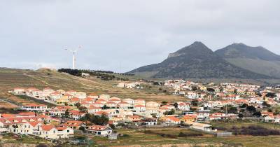 Entre as ilhas, destaca-se o Porto Santo, que registou um aumento significativo no preço médio de arrendamento (+23%, de 950 euros para 1.170 euros, o maior aumento a nível nacional), e a ilha de São Miguel, com o maior crescimento anual no segmento de venda (+36%, de 249.950 euros para 340.000 euros).