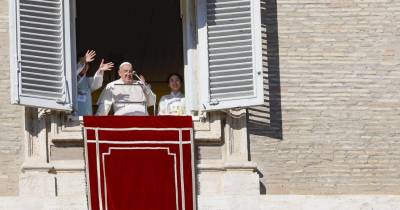 Papa Francisco ladeado por dois jovens da Coreia do Sul, país que vai acolher as Jornadas Mundiais da Juventude em 2027.