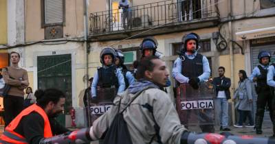 Agentes da Polícia intervêm para dispersar ativistas ambientais durante a manifestação ‘Parar enquanto podemos’, convocada pelo Movimento Climáximo, contra o agravamento da crise climática.