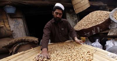 Venda de amendoim em um mercado de Peshawar, Paquistão.