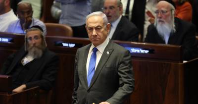 A dissolução acontece uma semana depois de o líder da Unidade Nacional, Benny Gantz, e o seu parceiro Gadi Eisenkot terem abandonado o Gabinete de Guerra devido a divergências com Netanyahu, segundo a agência espanhola EFE.