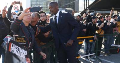 O português William Carvalho (C) posa para uma selfie enquanto sua equipe chega ao Aeroporto Humberto Delgado em Lisboa, Portugal, 18 de novembro de 2022, antes de partir para o Catar para a Copa do Mundo da FIFA 2022.