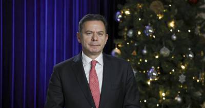 O primeiro-ministro, Luís Montenegro, durante a tradicional mensagem de Natal na residência oficial no Palácio de São Bento, Lisboa, 17 de dezembro de 2024.