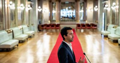 O deputado do Iniciativa Liberal (IL), Bernardo Blanco, fala aos jornalistas após uma uma reunião com o governo para discussão do Orçamento de Estado 2025.