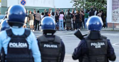 Forças policiais acompanham os protestos dos moradores do bairro do Zambujal após um homem ter sido morto por um agente da polícia na segunda-feira, na Amadora.