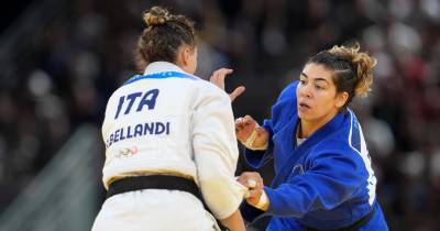 A judoca portuguesa Patrícia Sampaio (azul) durante o seu combate frente à judoca italiana Alice Bellandi nas meias finais do torneio de Judo a contar para os Jogos Olímpicos de Paris, em Paris, França, 1 de agosto de 2024.