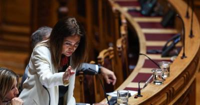 A ministra da Justiça, Rita Alarcão Júdice, responde à interpelação ao Governo durante o debate parlamentar, na Assembleia da República.