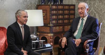 O Presidente da República, Marcelo Rebelo de Sousa (D), durante a audição com uma delegação do Juntos pelo Povo (JPP), presidida por Élvio Sousa (E), no âmbito da audição aos partidos representados no parlamento madeirense, após a queda do governo liderado por Miguell Albuquerque, no Palácio de Belém, em Lisboa, 07 de janeiro de 2025. ANTÓNIO COTRIM/LUSA