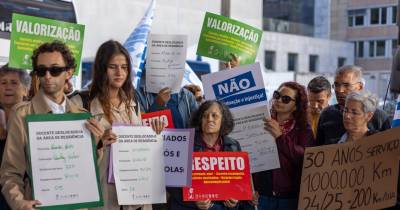 Professores e educadores participam na manifestação para contestar as regras de atribuição de uma verba aos professores que ficam colocados longe de casa.