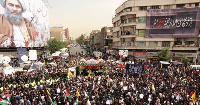 Uma multidão em luto, com imagens de Haniyeh e bandeiras palestinianas, concentrou-se junto à Universidade de Teerã.