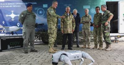 O Presidente da República, Marcelo Rebelo de Sousa (3-E), acompanhado pelo e ministro da Defesa Nacional, Nuno Melo (C), e pelo Chefe do Estado-Maior da Armada, Almirante Gouveia e Melo (2-E), participa no Exercício Robotic Experimentation and Prototyping Augmented by Maritime Unmmanned Systems (REPMUS), o maior exercício de experimentação operacional de sistemas não tripulados (vulgo Drones) do Mundo que se está a realizar, uma vez mais, em Portugal, na Zona Livre Tecnológica Infante D. Henrique, até 27 de setembro, Setúbal,-