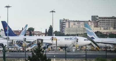 Há voos atrasados e filhas enormes no Aeroporto de Lisboa, tal como acontece um pouco por todo o mundo.