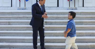 O primeiro-ministro, Luís Montenegro, condecora o atleta Miguel Monteiro durante a receção aos atletas olímpicos e paralímpicos que participaram nos Jogos de Paris 2024.